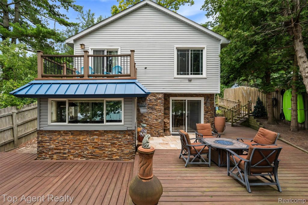 312 Beach Drive, Oakland charter township