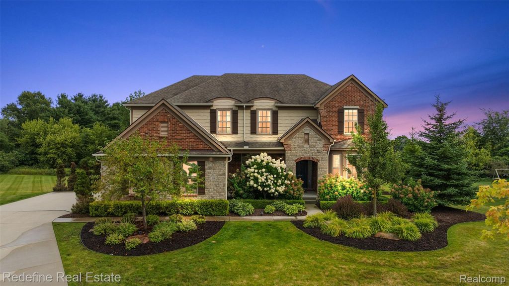 208 Oakland Crest Drive, Oakland charter township