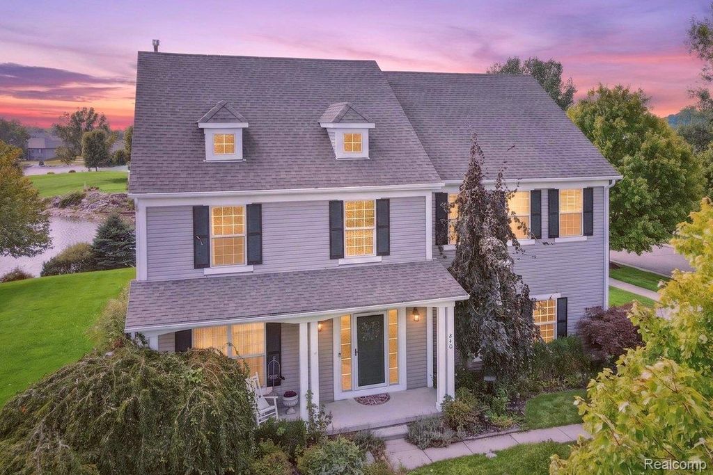 840 Cross Circle, Oxford charter township