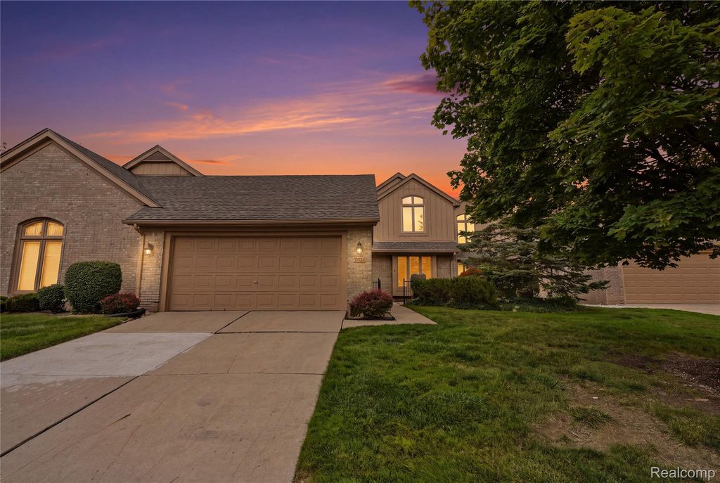5828 Dawn Ridge Drive, Troy