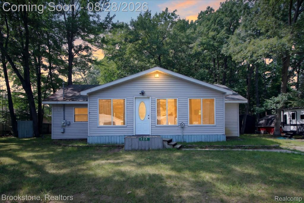 228 Oakdale Drive, Denton township