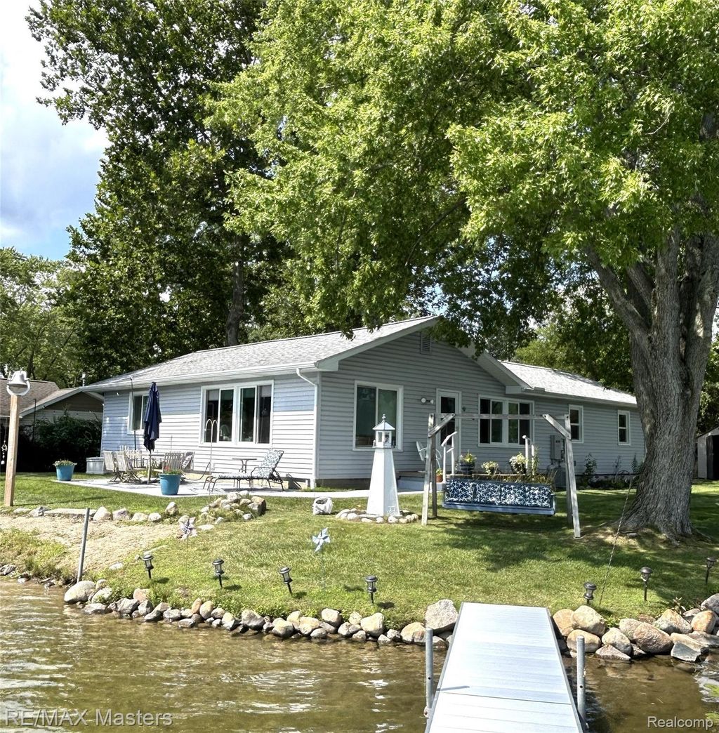 350 Dewey Lake Beach, Cambridge township