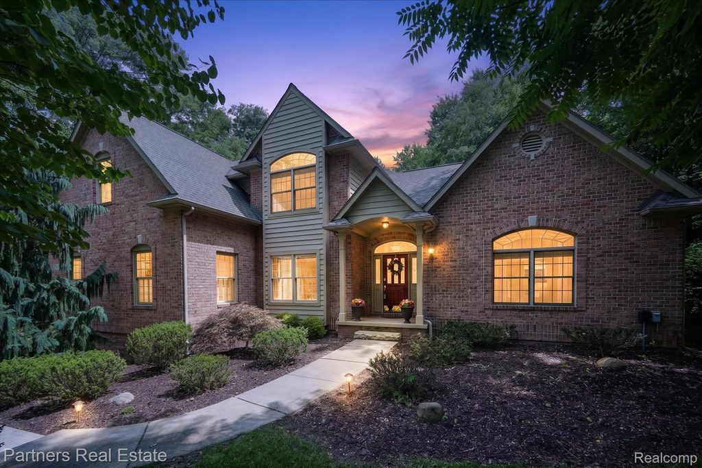5935 Winans View Court, Hamburg township