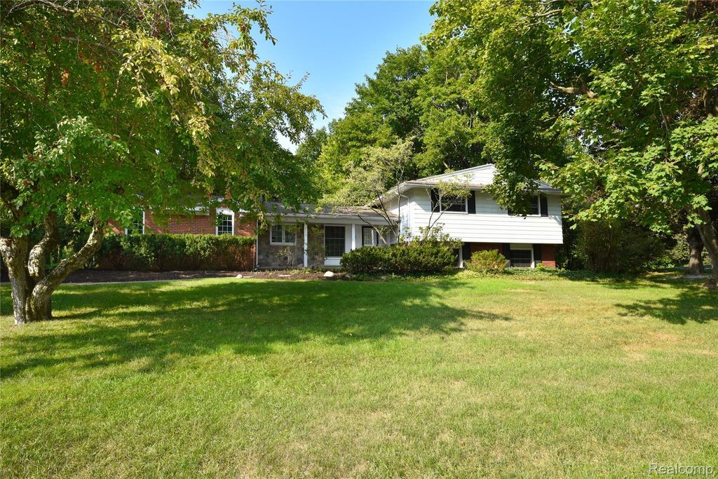 872 Dursley Road, Bloomfield charter township