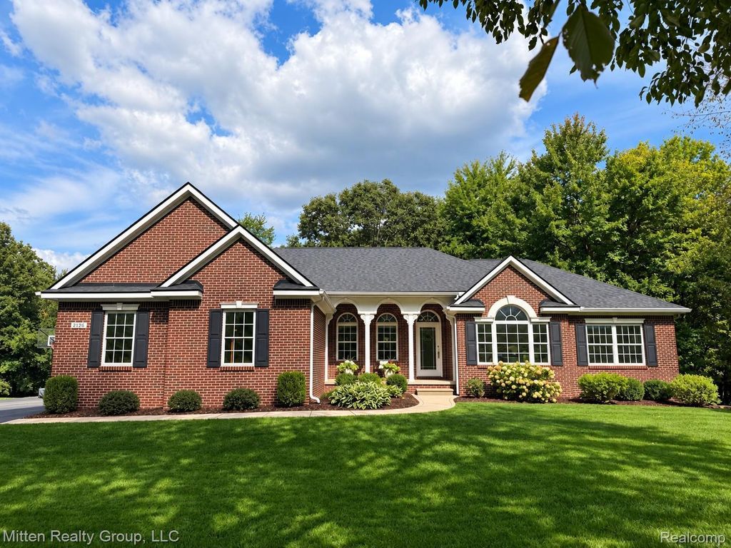 2126 Moorlands View, Oceola township