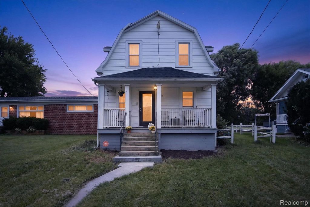 1325 Garden Court, Erie township