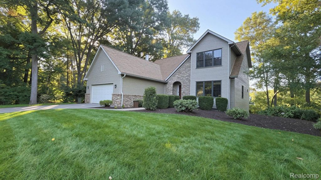 448 Fairwood Road, Putnam township