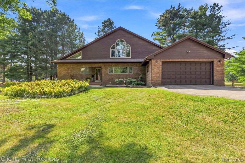 9022 Kingston Court, Hamburg township
