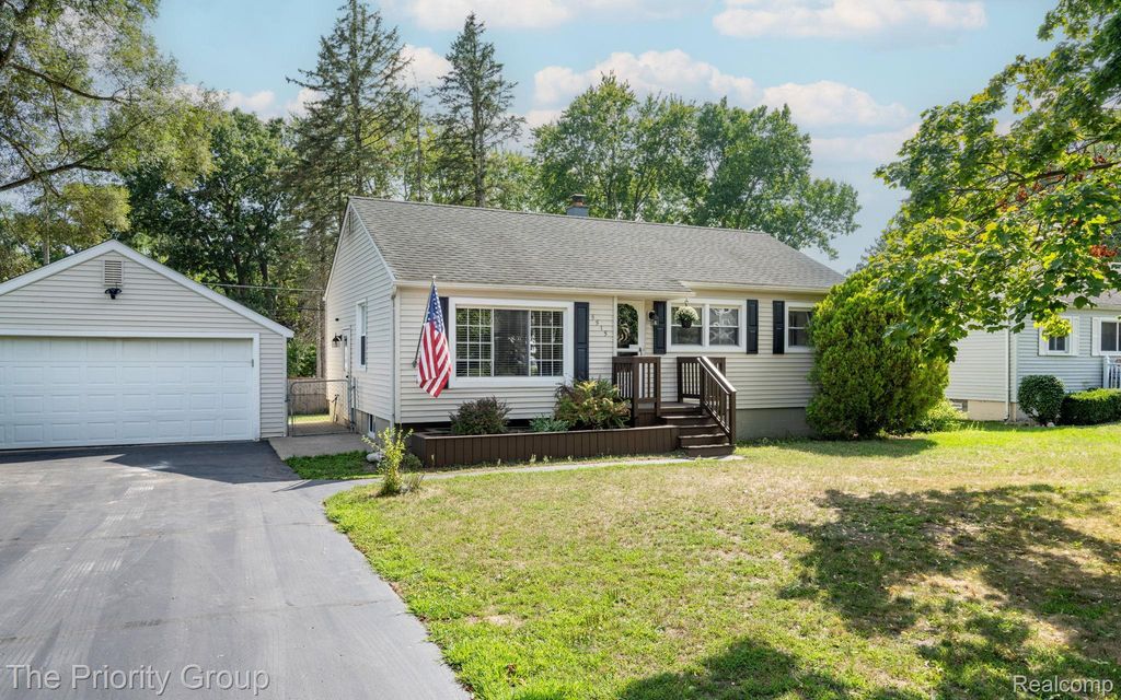 5515 Clinton River Drive, Waterford charter township