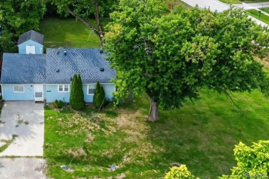 2070 Harwine Street, Flint charter township