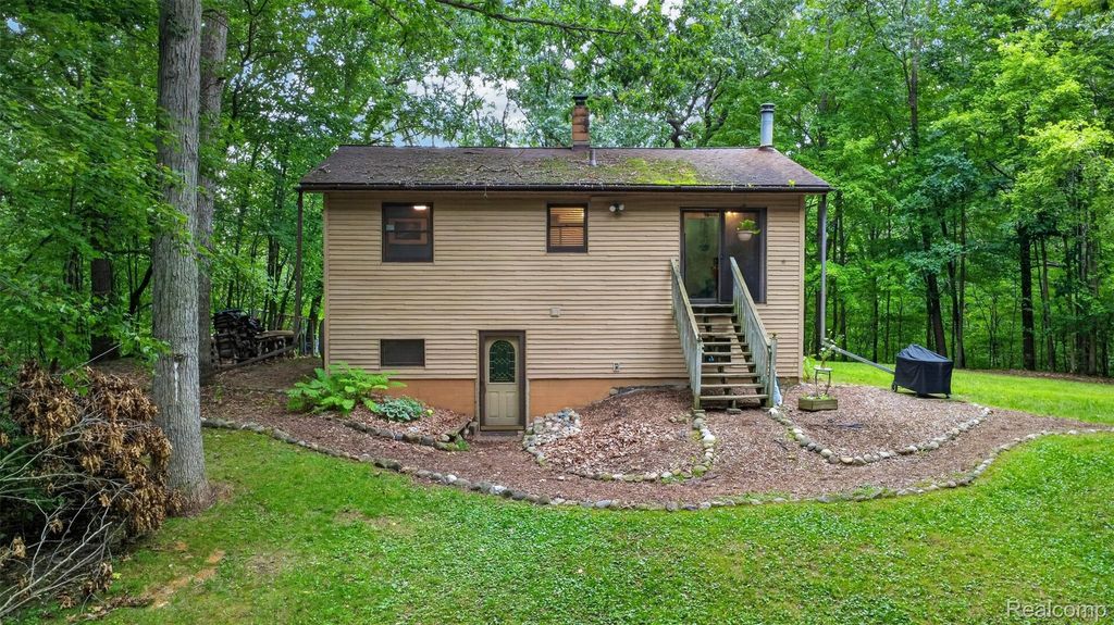 260 Faust Drive, Brandon charter township