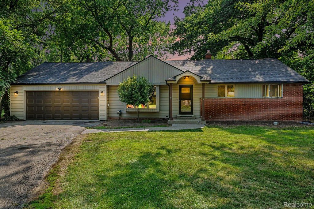 21056 Balfour Street, Clinton charter township