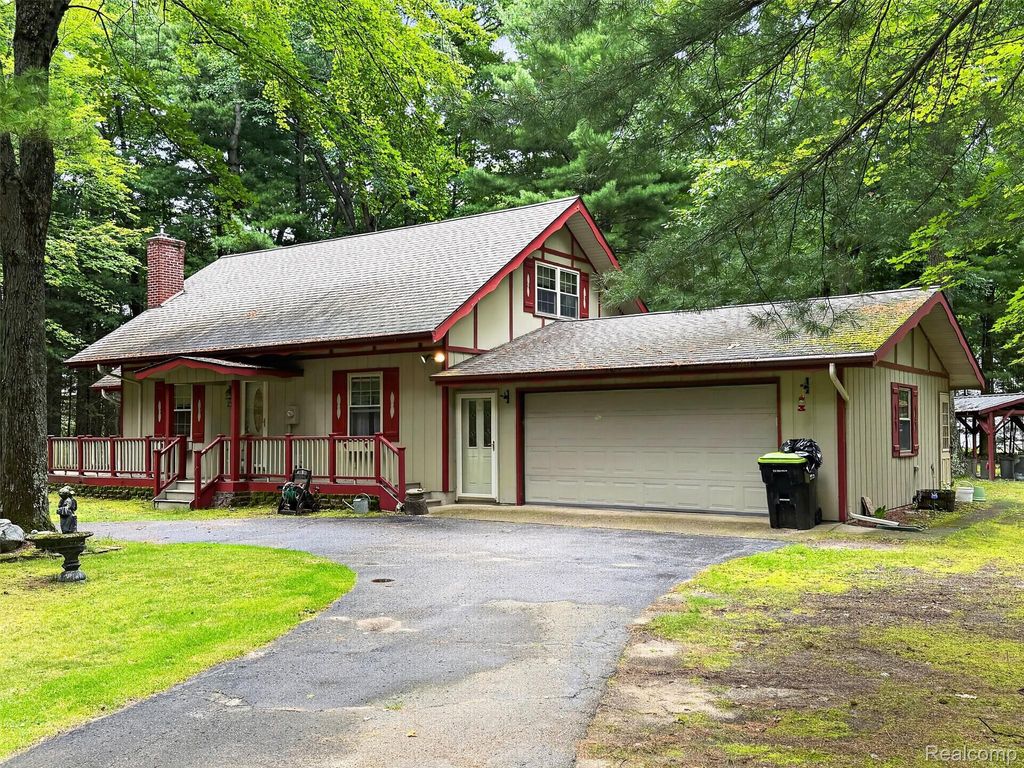 1484 Leeward Lane, Richfield township