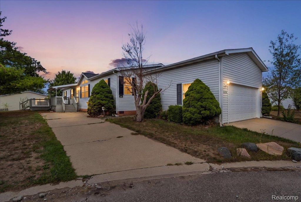 8209 Bloomsbury Circle, Salem township