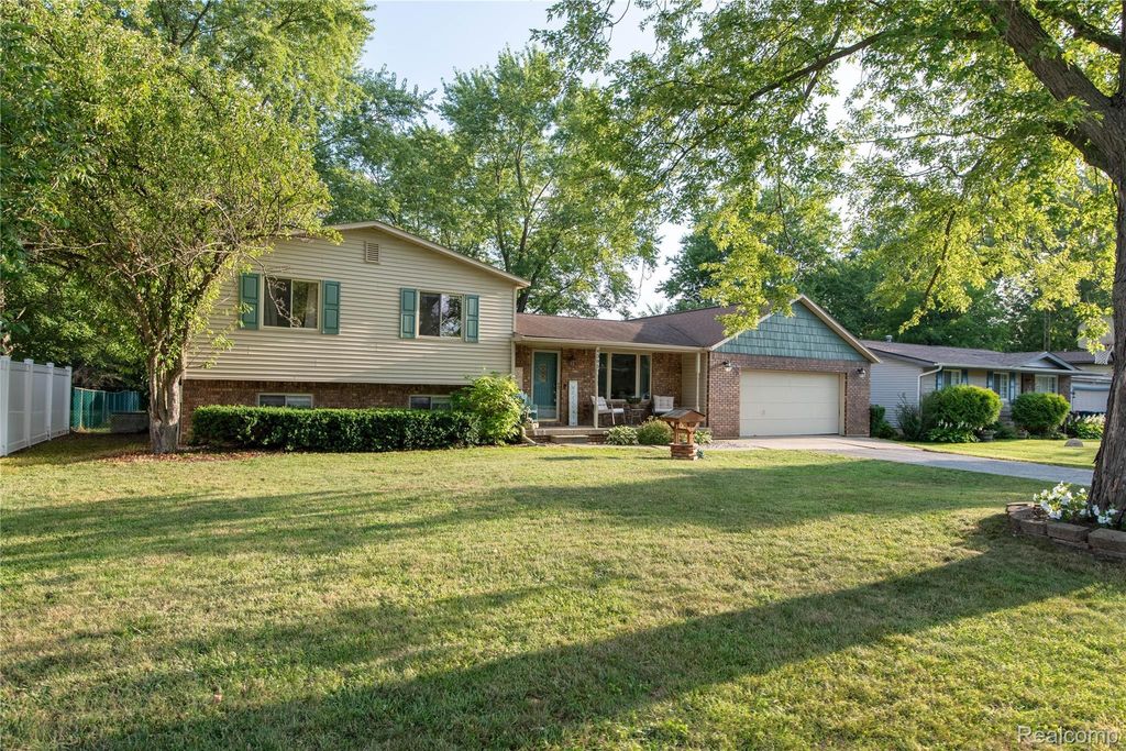 4395 Regency Road, Mundy township