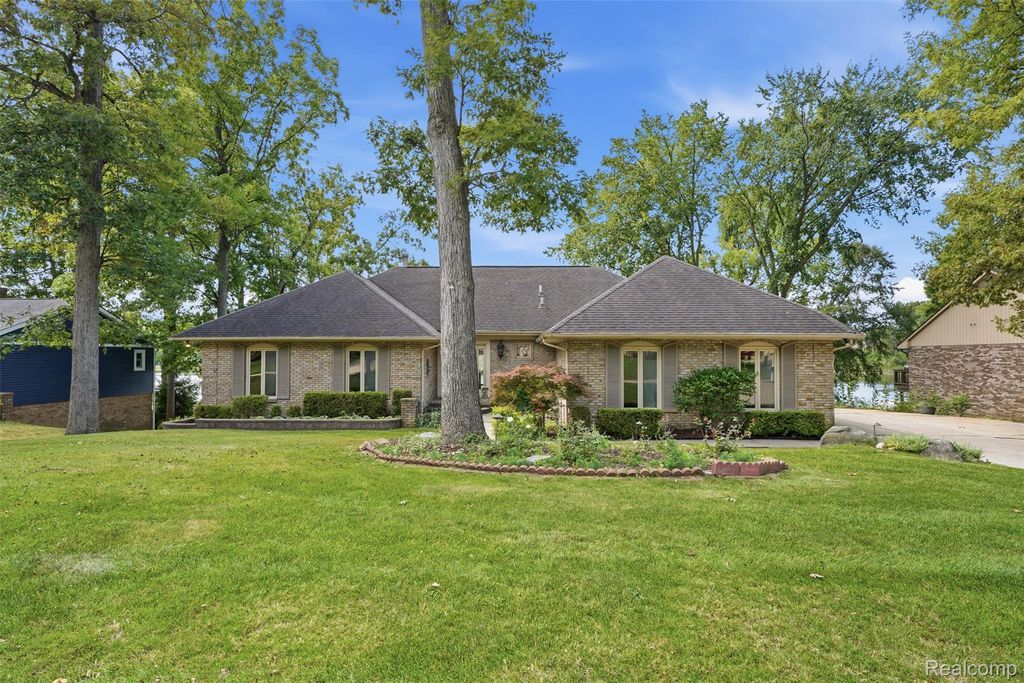 152 Overlake, Lake Orion village