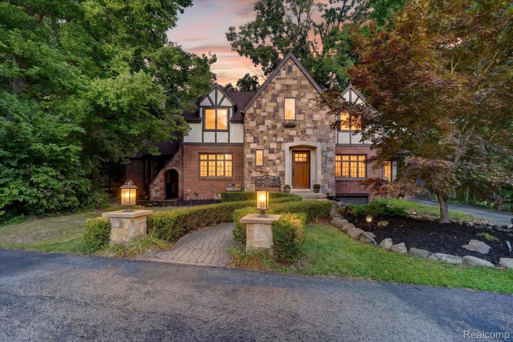 21125 Thorofare Road, Grosse Ile township