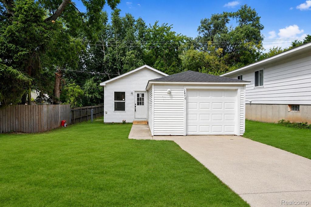 2840 Oldsmobile Avenue, Waterford charter township