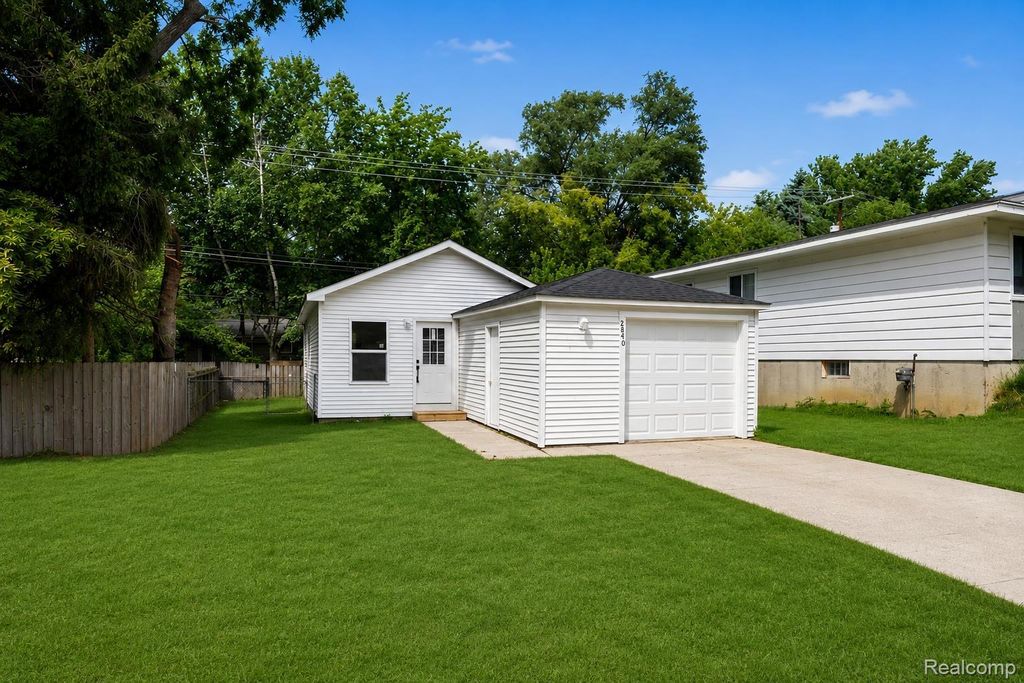 2840 Oldsmobile Avenue, Waterford charter township
