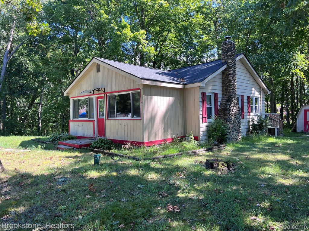 3256 Lakeview Boulevard, Highland charter township