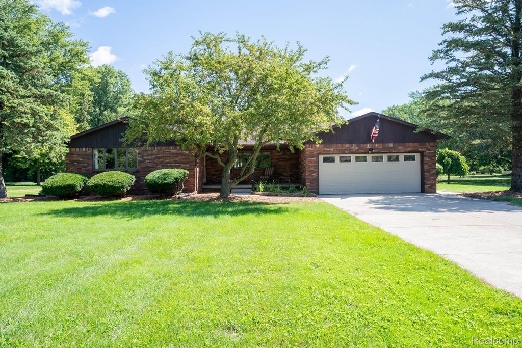 12900 Maxwell Road, Carleton village