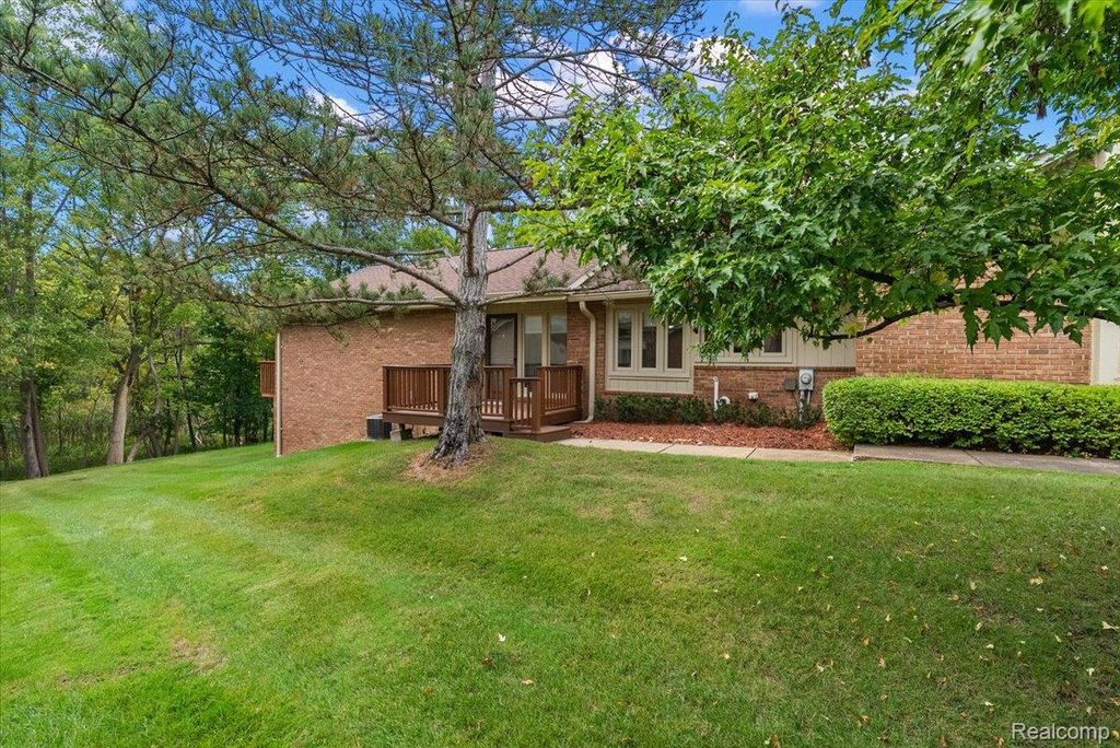 5515 Walnut Circle W 42, West Bloomfield