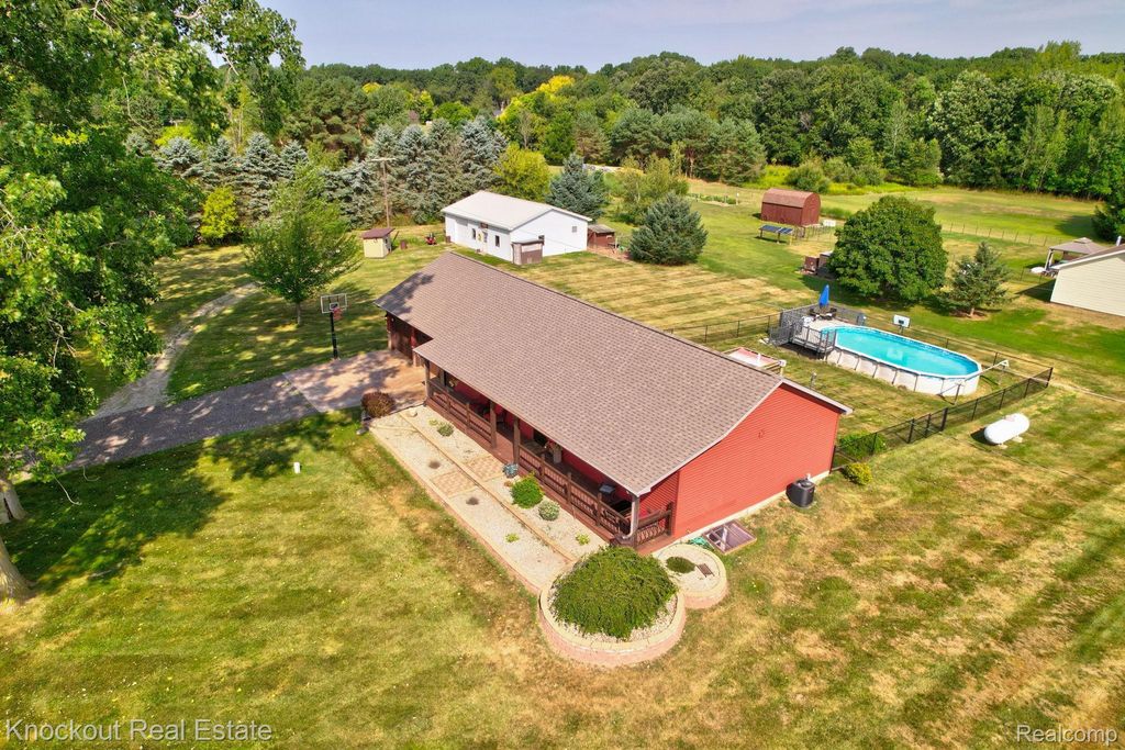 5726 Buell Road, Tuscola township