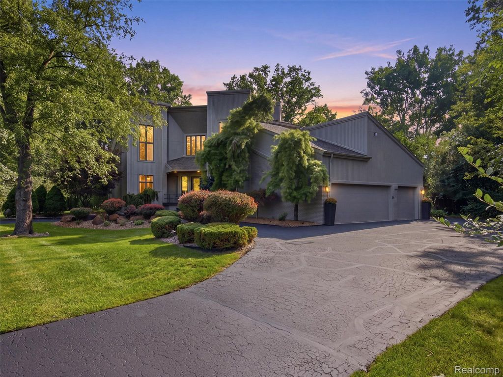 1250 Sunniwood Place, Oakland charter township