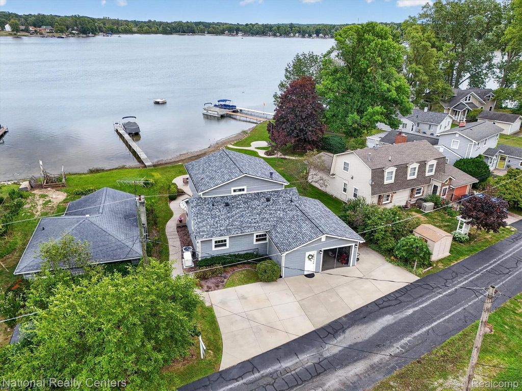 9749 Beverly Drive, Hamburg township