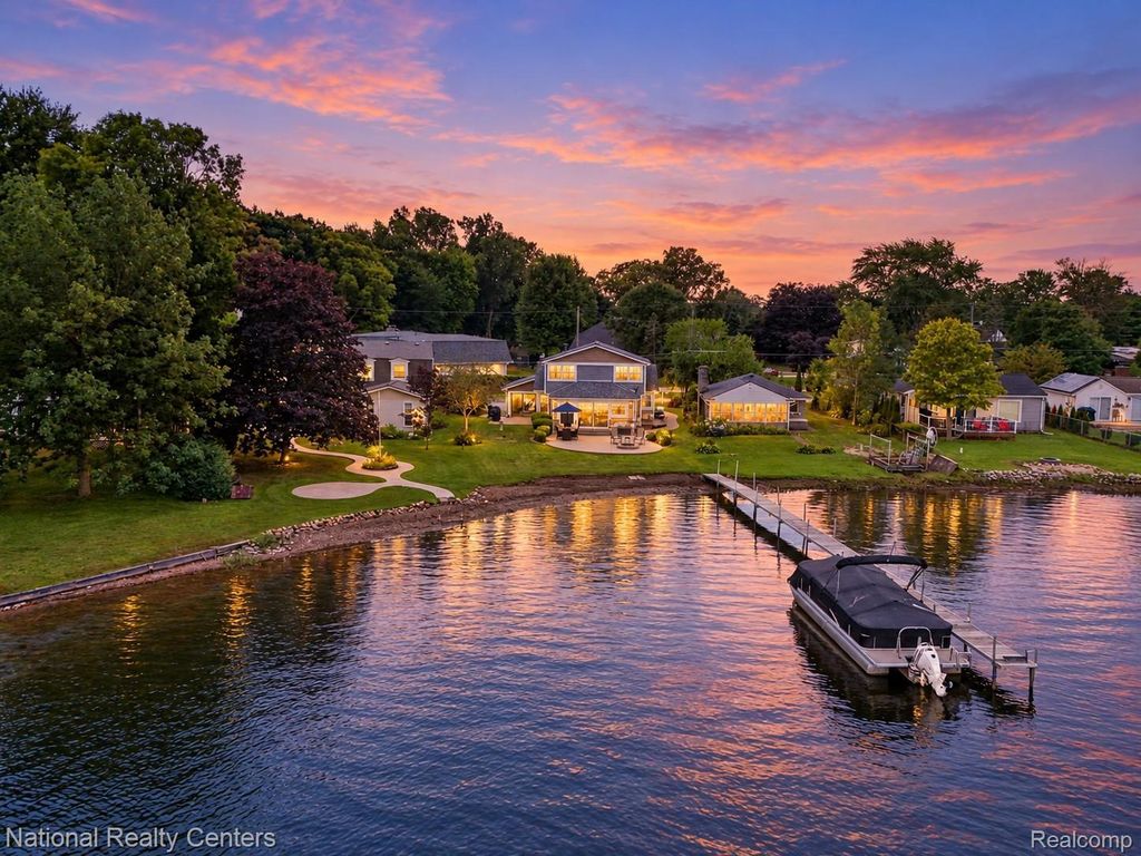 9749 Beverly Drive, Pinckney