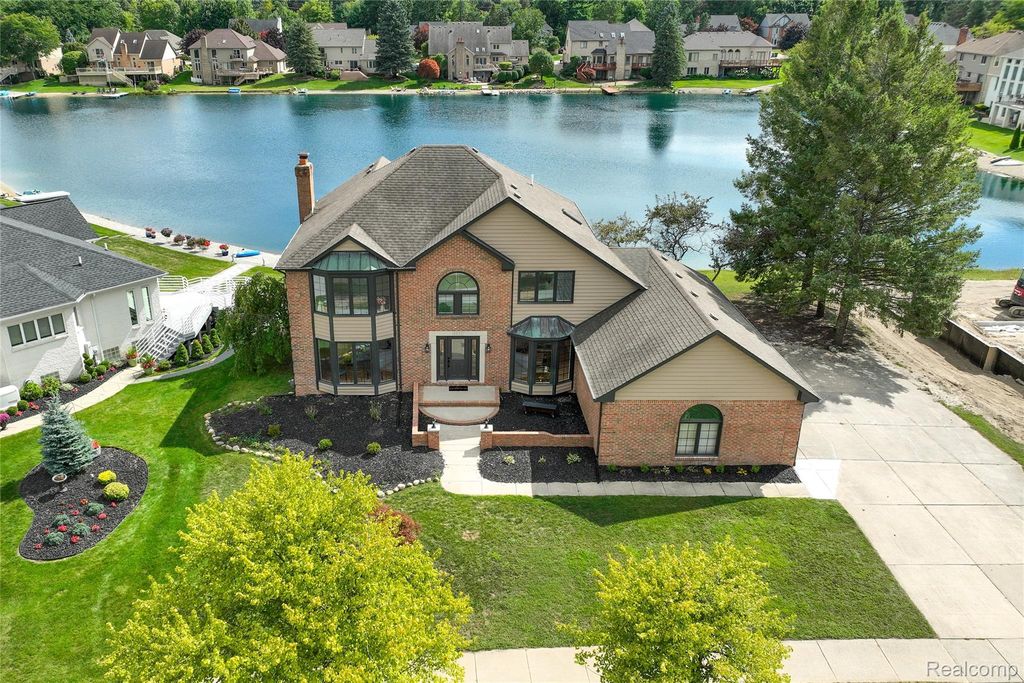 8828 Grace Street, Shelby charter township