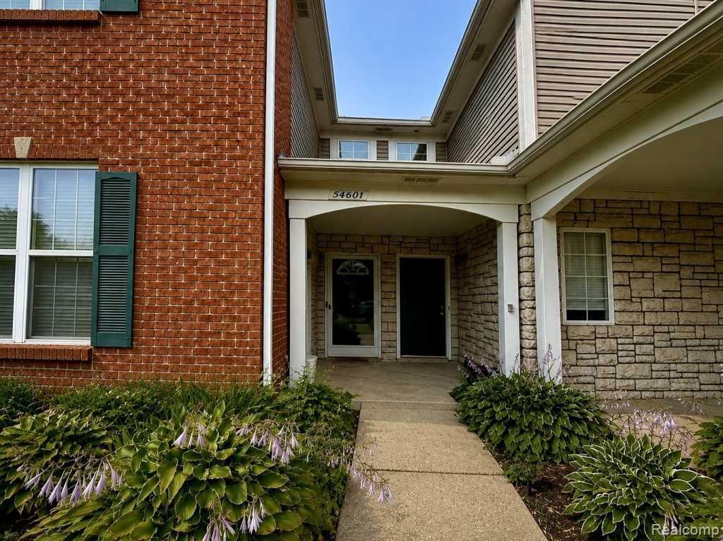 54601 Monarch Drive, Shelby Twp