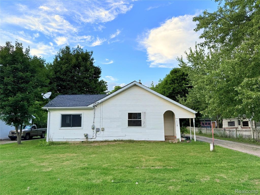 12189 Davison Road, Davison township