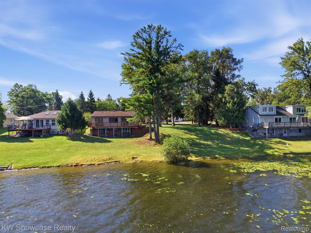 1675 Highland Park Drive, Highland charter township