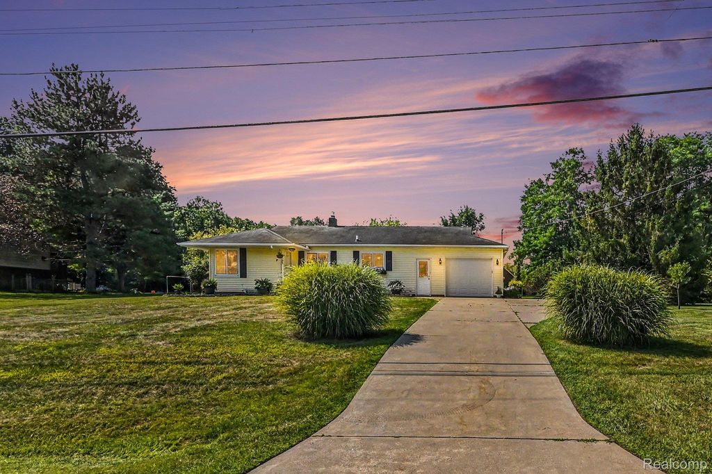 7595 Ledgewood Drive, Tyrone township