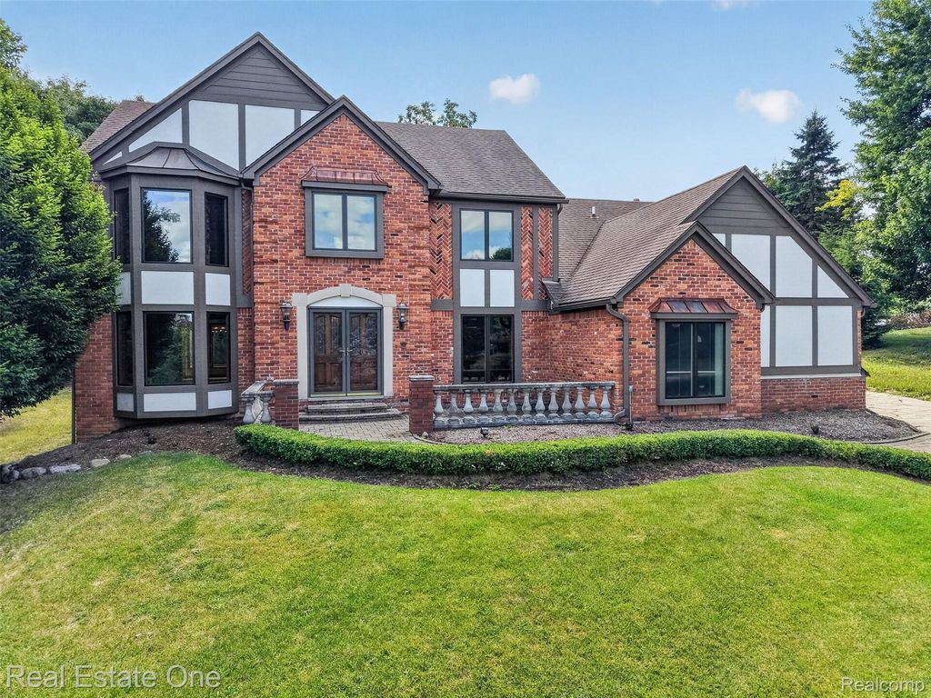 871 Stanford Court, Rochester Hills