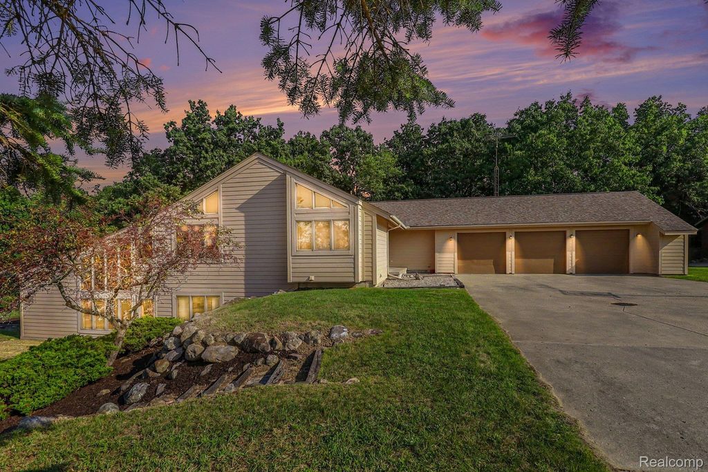 10250 Eagle Road, Rose township
