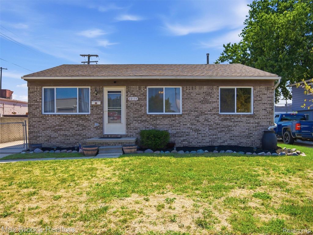 22134 Pleasant Street, St. Clair Shores city