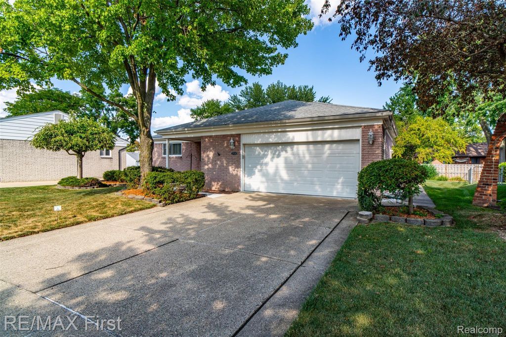 27574 Los Olas Court, Warren city