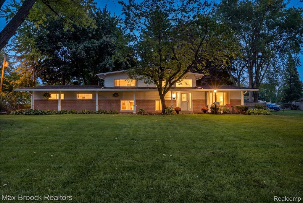 1752 Middle Trail Road, Commerce charter township