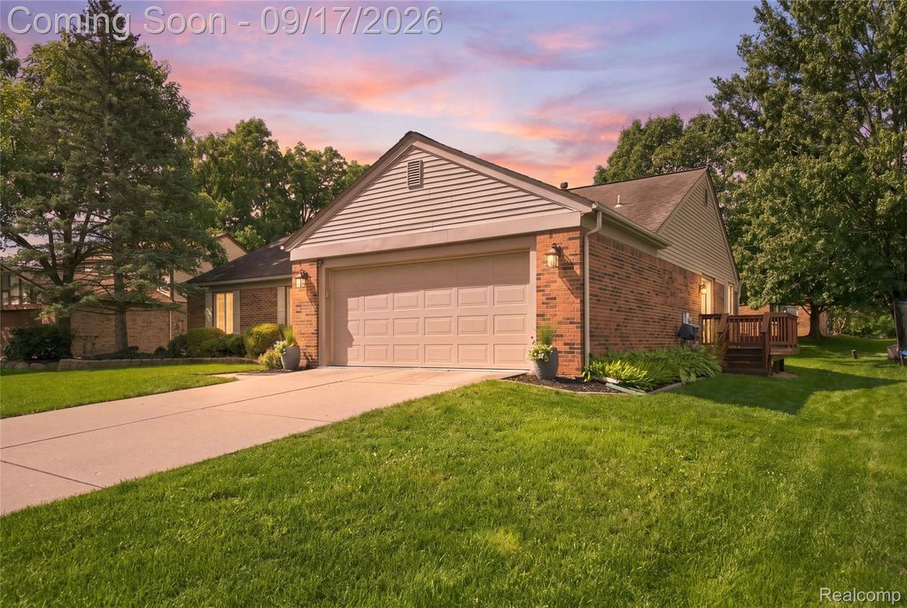 23737 Harvest Court E, Novi