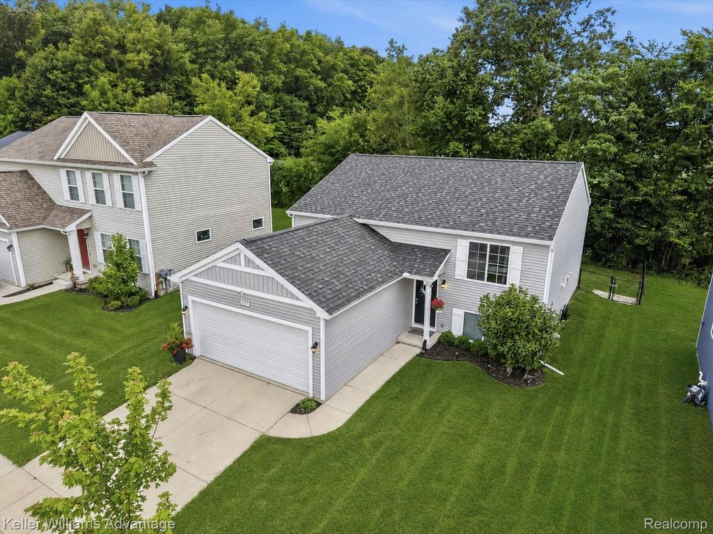 2757 Sycamore River Drive, Handy township