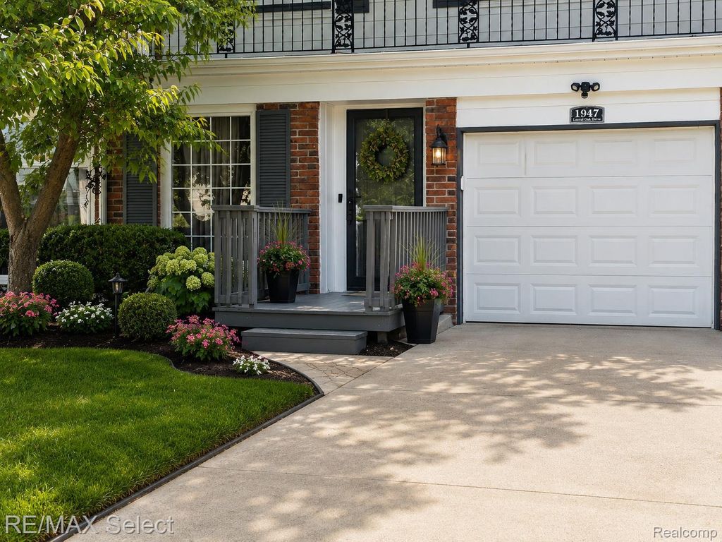 1947 E Laurel Oak Drive Drive, Flint