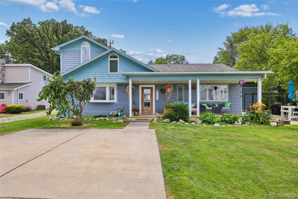 2231 N Channel Drive, Clay township