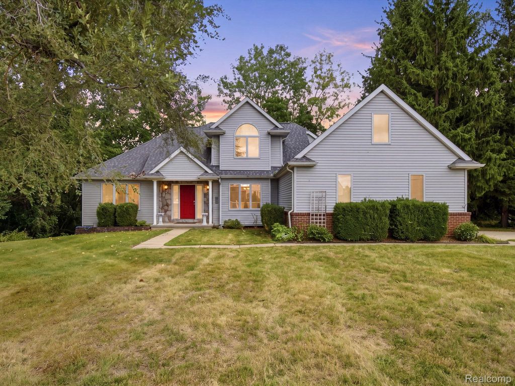 575 Lakes Edge Drive, Oxford village