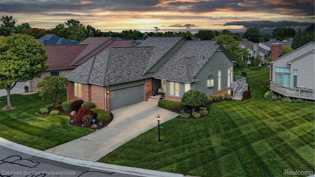 57140 Copper Creek Drive W, Washington