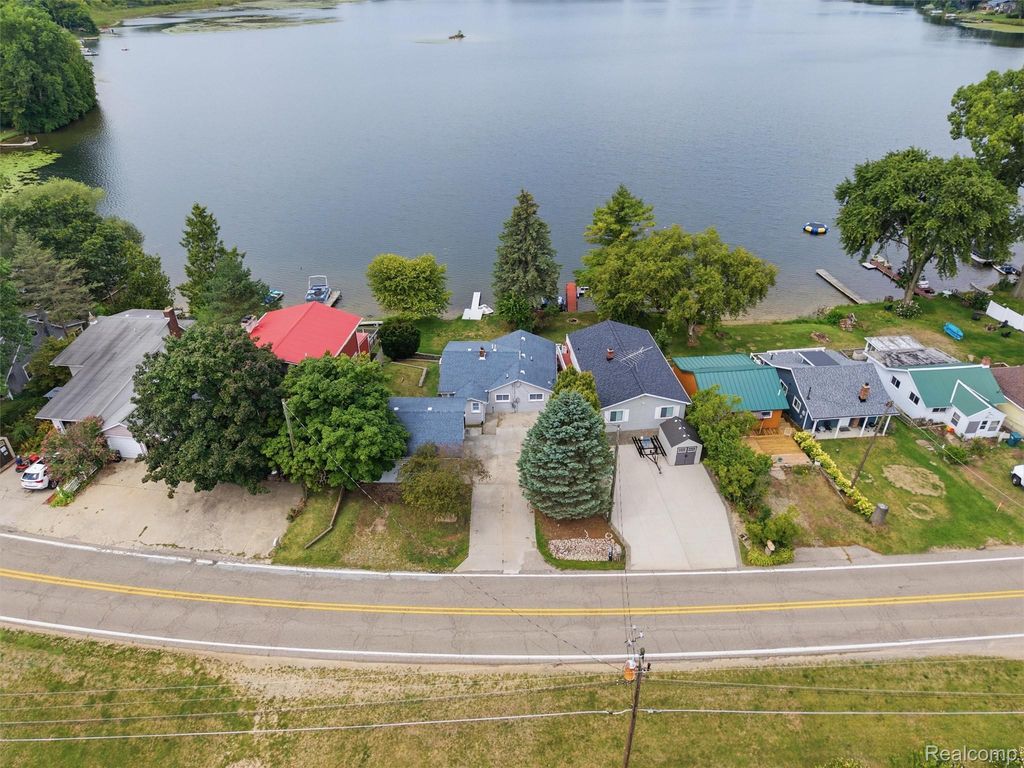 2205 Gray Road, Oregon township