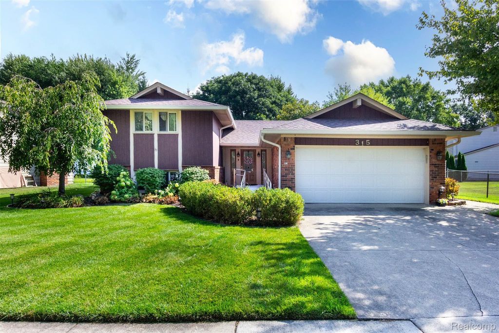 315 Meadowlake Road, Canton