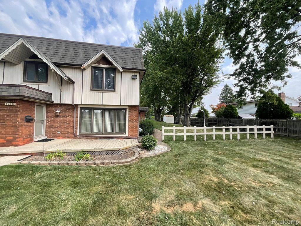 32450 Barclay Square, Warren