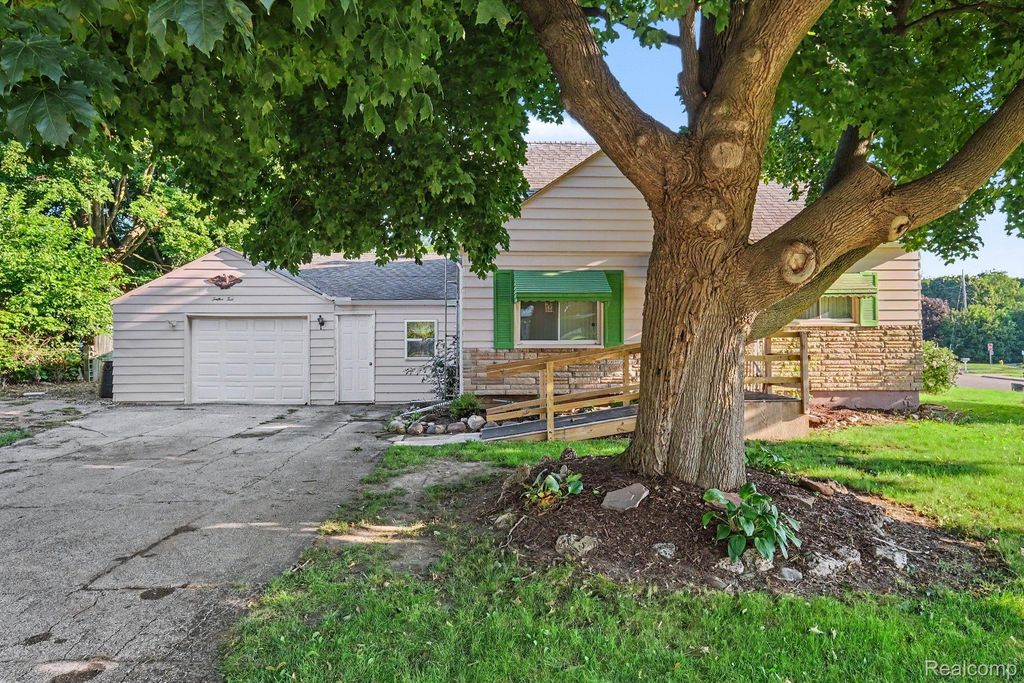 1210 Simca Street, Flint charter township